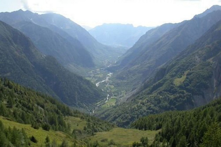 Vue sur la vallée depuis les abords du refuge des Souffles