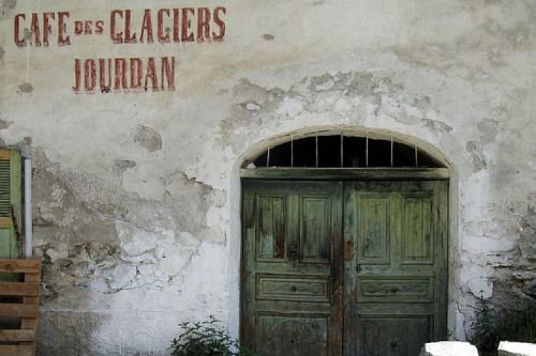 Porte au hameau du Casset