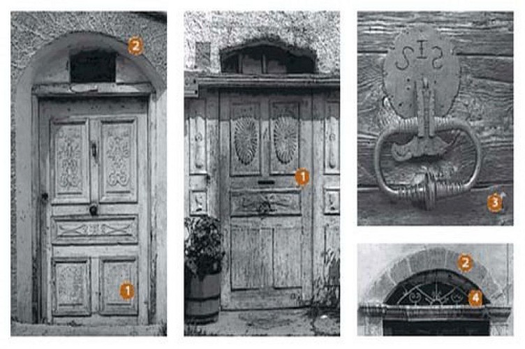 1.Ventaux de porte décorés, 2.Arcs en plein-cintre, 3.Marteau en bronze forgé, 4.Imposte en éventail