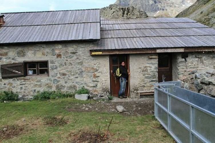 Bergère de Jas Lacroix devant sa cabane