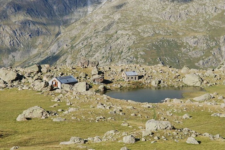 Le refuge et le lac de Vallonpierre (2270 m)