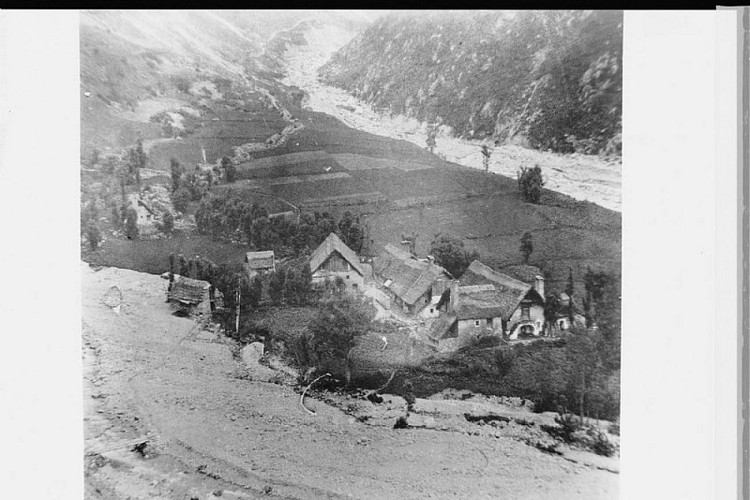 Le Clot-en-Valgaudemar après les inondations de 1928 et avant l'incendie de 1934