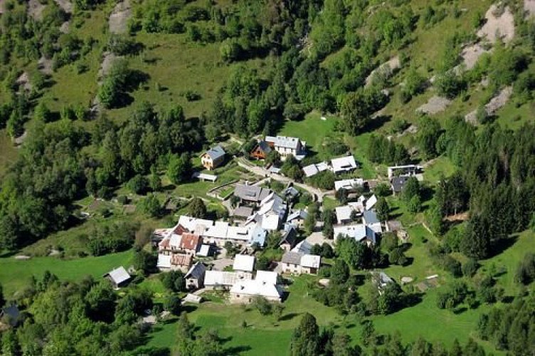 Le hameau de Valsenestre vu depuis le sentier de Combe Oursière