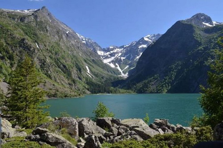 Le lac Lauvitel et, au premier plan, la digue