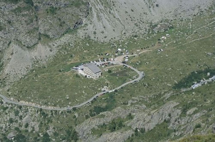 Le refuge du Gioberney depuis le sentier de Tirière