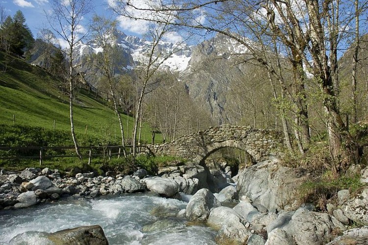 Les Oules du Diable, le pont de pierre et le hameau des Portes