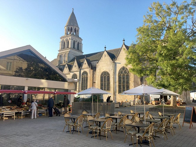grand_ours_terrasse_eglise_matin_large-scaled