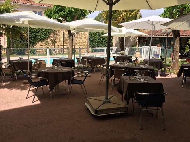 Hotel restaurant Auberge des palmiers RIEUMES terrasse