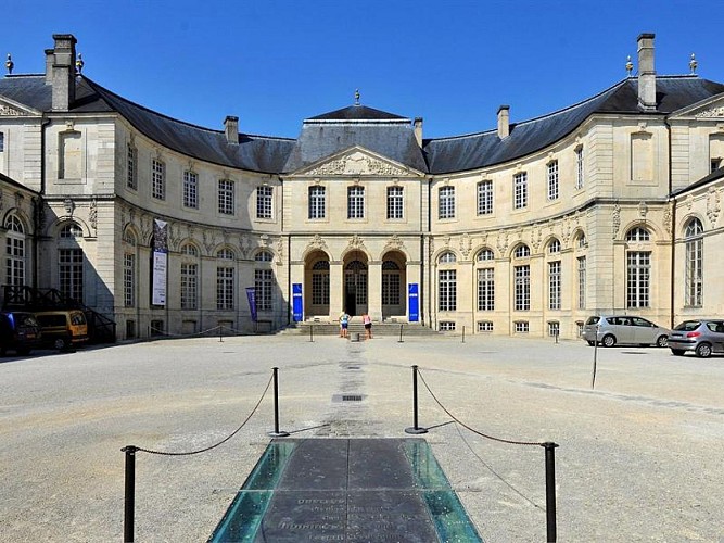 Cour du Centre Mondial de la Paix