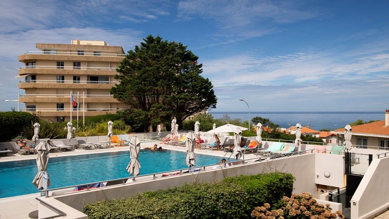 Résidence Le Grand Large - Biarritz - piscine et vue mer