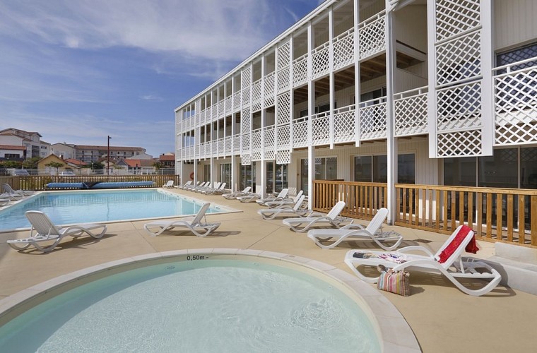 vue piscine extérieure