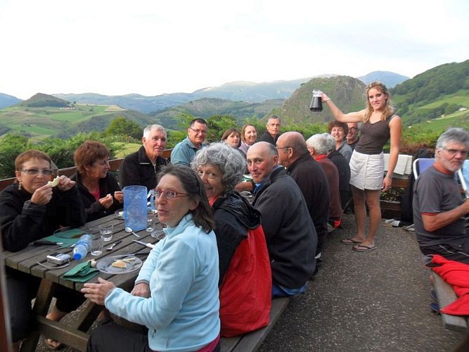 Kaskoleta-repas terrasse-Estérençuby