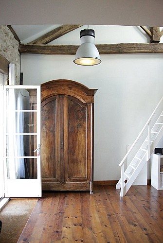 Gîte-Le-Guinot-entrée-escalier