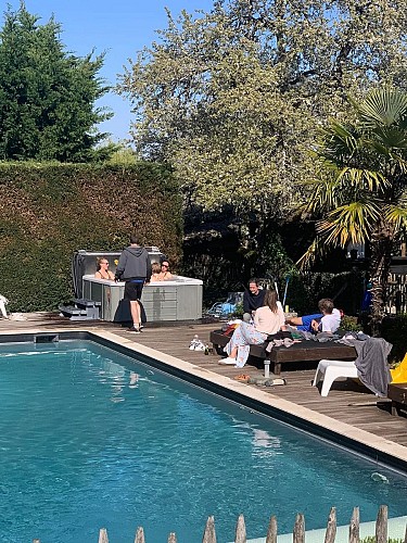 Gîte-Le-Guinot-piscine-jacuzzi-monde