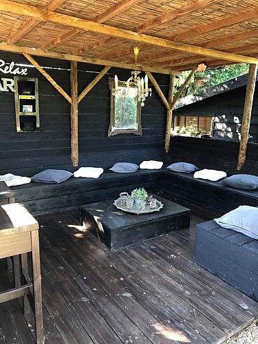 Gîte-Le-Guinot-salon-extérieur