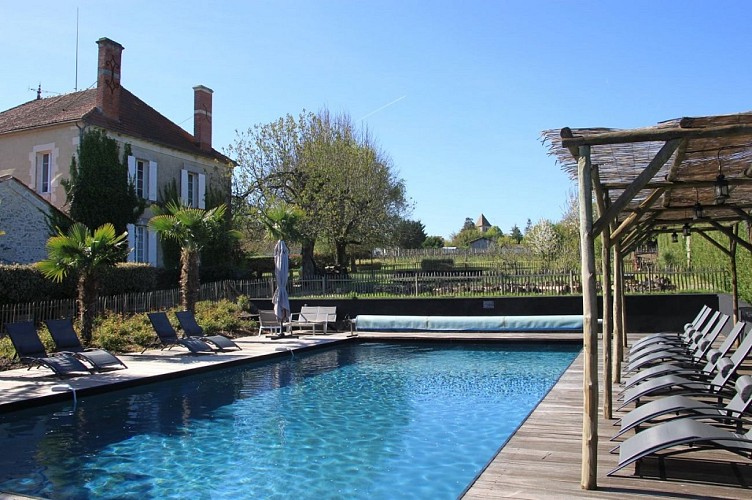 Gîte-Le-Guinot-piscine-transat