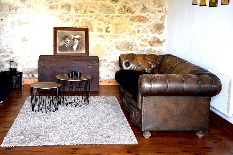 Gîte-Le-Guinot-salon-canapé