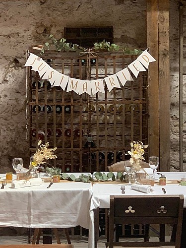 Salle-Le-Guinot-avec tables-et-déco1
