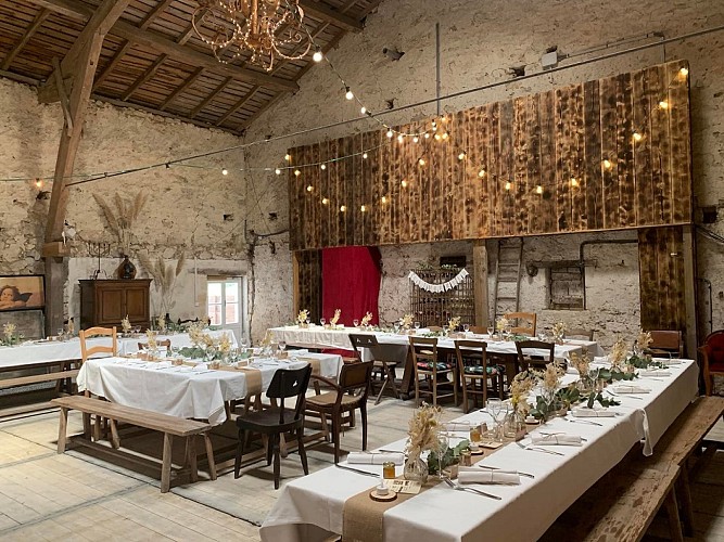 Salle-Le-Guinot-avec tables-et-déco