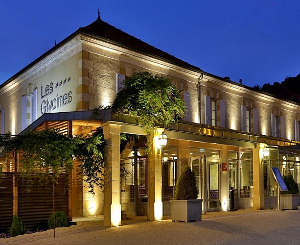 Facade-Hotel-avec-Glycine