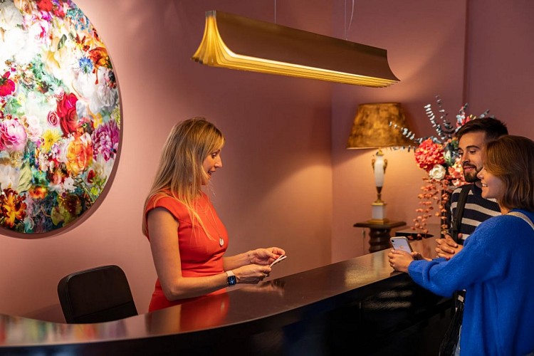 Reception-Naad-Hotel-centre-Sarlat-Perigord-1400x934