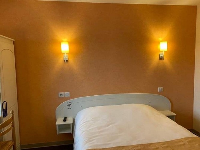 natur-hotel-ménesplet-ch-éclairée