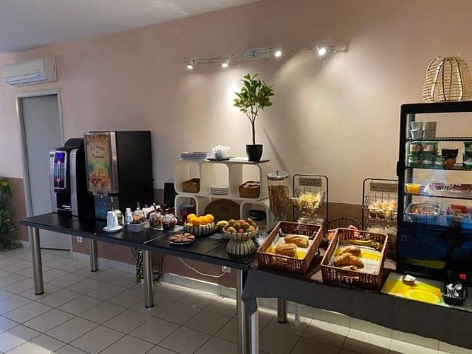 natur-hotel-ménesplet-petit-déj.