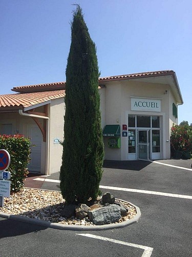 natur-hotel-ménesplet-entrée