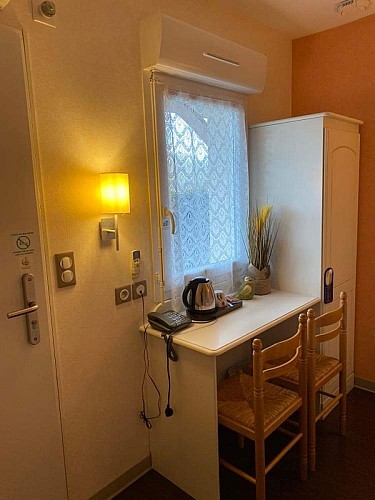 natur-hotel-ménesplet-ch-bureau