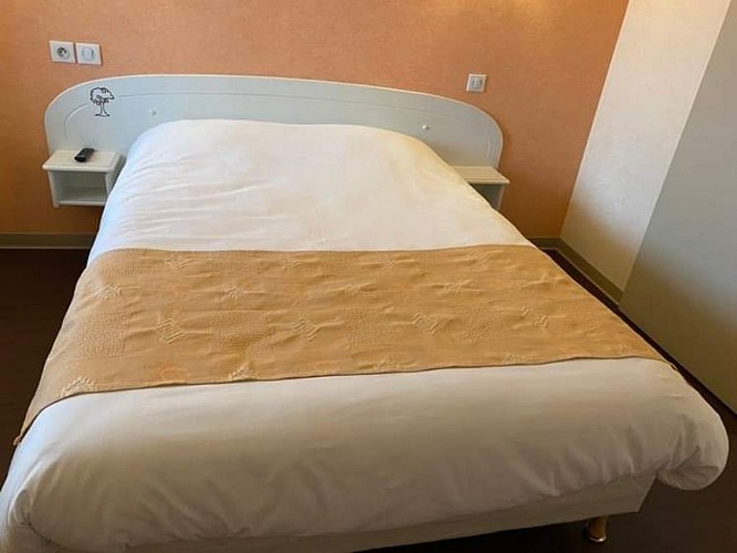 natur-hotel-ménesplet-lit-beige