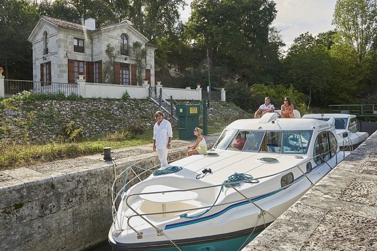 LOIAQU047FS00098_Port de Buzet_4