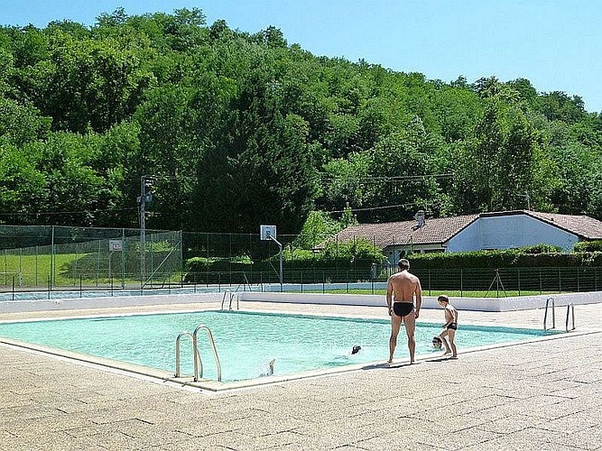 Piscine Baigorri - bassin et court de tennis