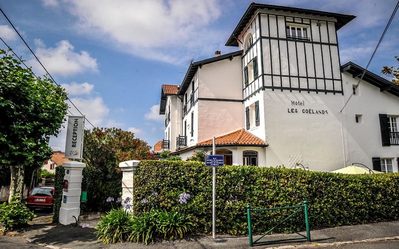 villa verte depuis rue michel le basque hotel les goelands saint jean de luz