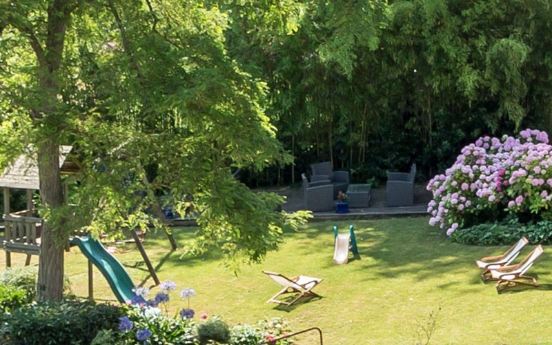 villa rouge vue jadin depuis la villa verte Hotel LES GOELANDS St Jean de Luz