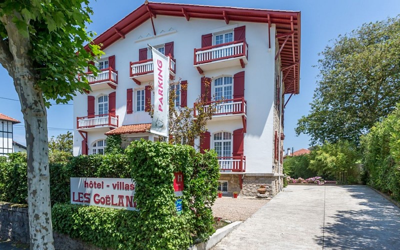 villa rouge entrée Hotel LES GOELANDS St Jean de Luz