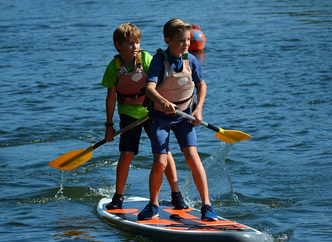 stand-up paddle à la base de canoë-Kayak de Neuvic