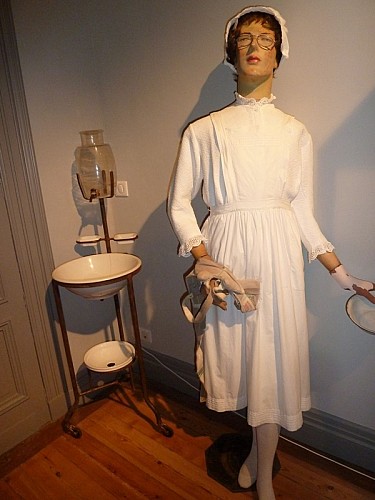 Musée de Villefrance de Lonchat - infirmière