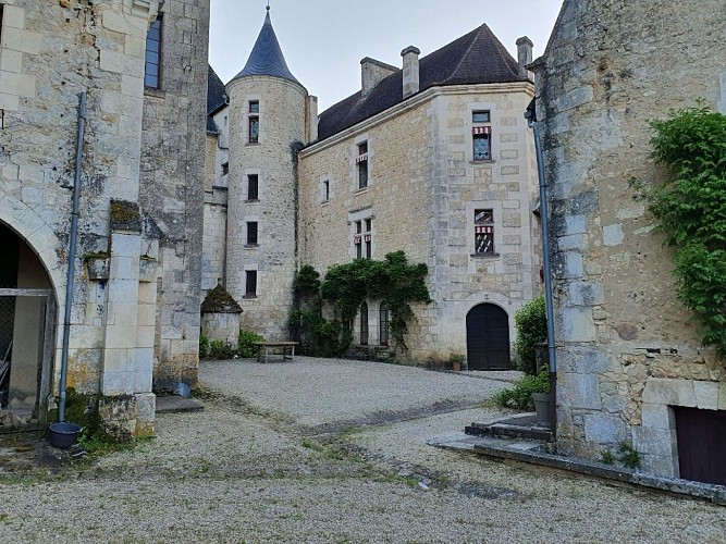 cour interieure chateau Bellegarde