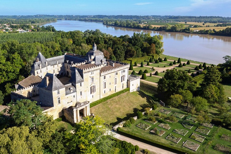 Château-de-Vayres--vue-aérienne-depuis-un-drone_w2