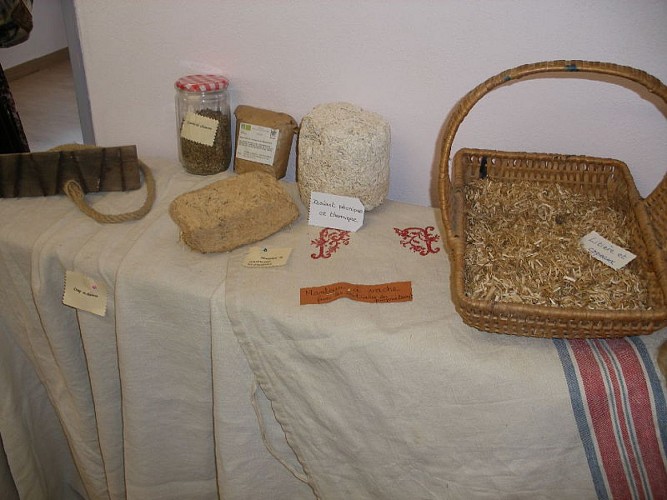 musee-textile-manteau-vache-la-sauvetat-de-saveres-ot-paps-sirtaqui