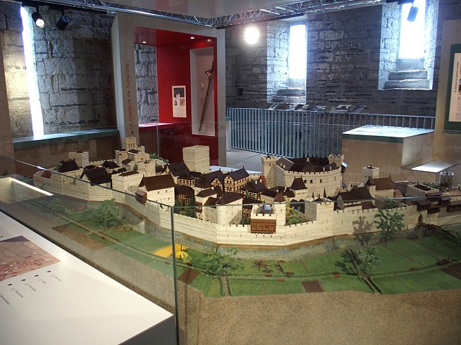 Sauveterre, la Tour Monréal.