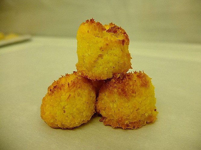 La Fabrique de Macarons - Macarons noix de coco, citron bio, curcuma.