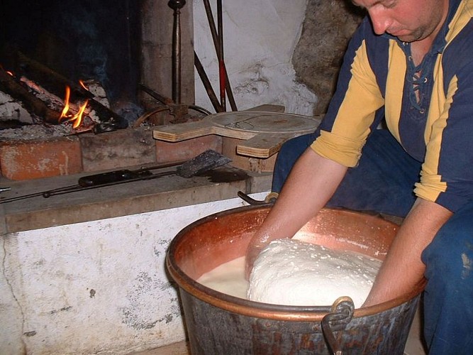 Cayolar Ipaskoa - fabrication fromage - Behorleguy