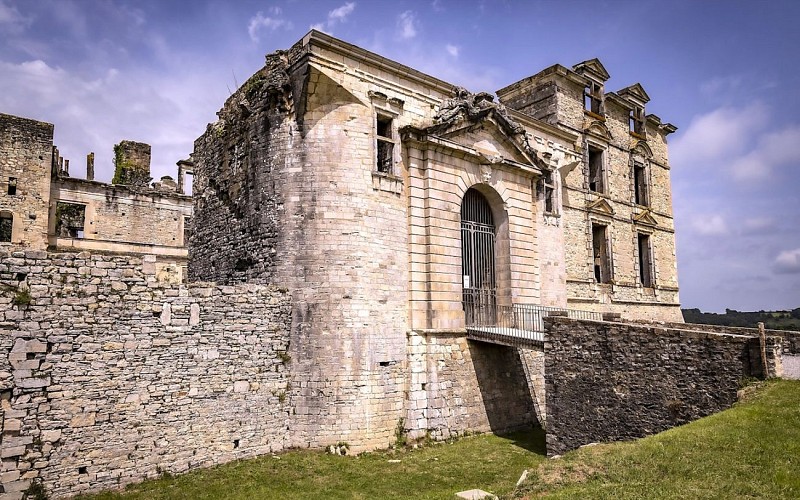 Chateau de Gramont a Bidache- façade 01