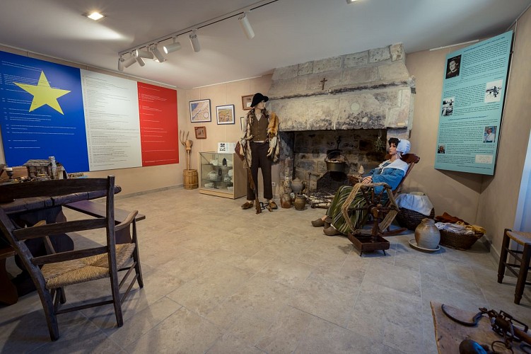 Interieur drapeau-foyer-Maison de l'Acadie_La Chaussée ©Visuellement