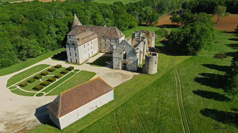 Abbaye Royale de La Réau ©Solutions Drones 86