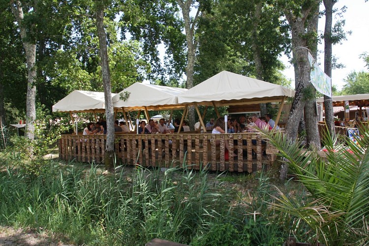 restaurant-bord-de-lac-gastes