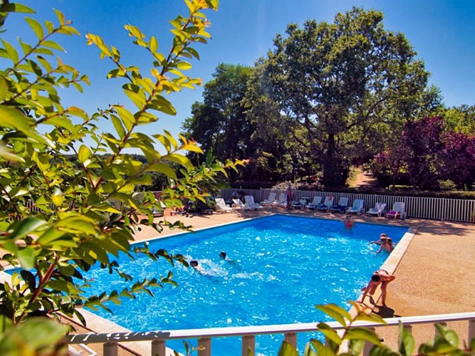 camping-le-pech-de-caumont-piscine-4x3-02