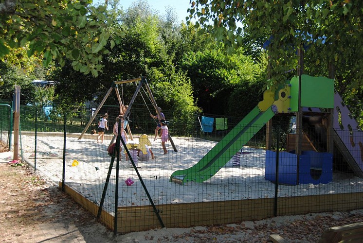 CAMPING LES PIERRES CHAUDES