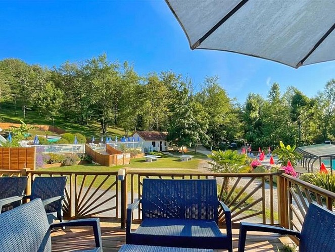 vue-terrasse-camping-la-pelonie
